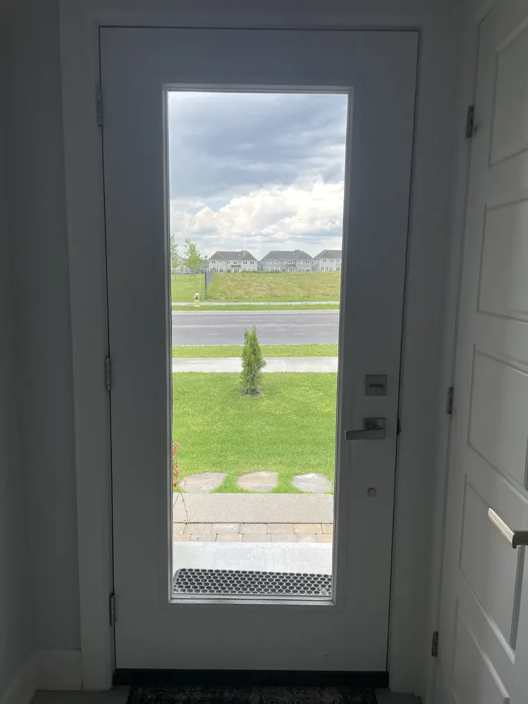 Front door with plain clear glass before a decorative insert, Ottawa